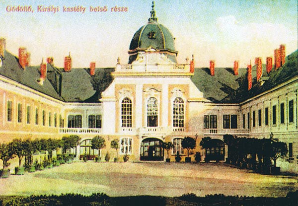 A gödöllõi királyi kastély belsõ udvara 1910 körül...