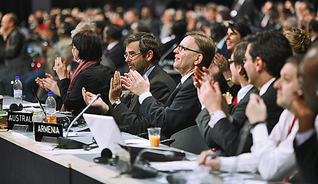 A klímavédelmi csúcs résztvevői éppen a Koppenhágai Egyezmény elfogadását 'ünneplik' 2009. december 19. hajnalában