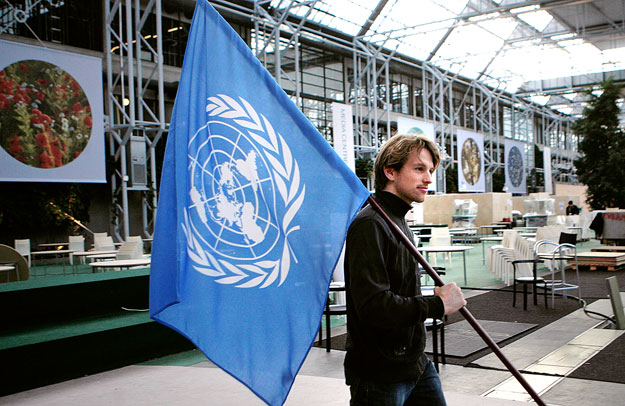 Viszik az ENSZ-zászlót a konferenciateremből