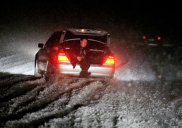 A macedóniai Szkopje közelében az erős havazásban leállt a forgalom