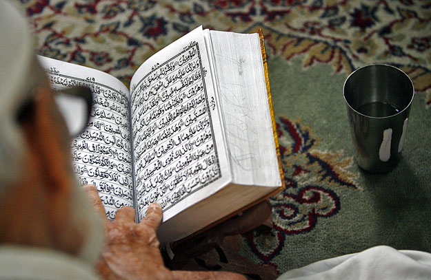 Egy kasmíri muzulmán férfi a Koránnal