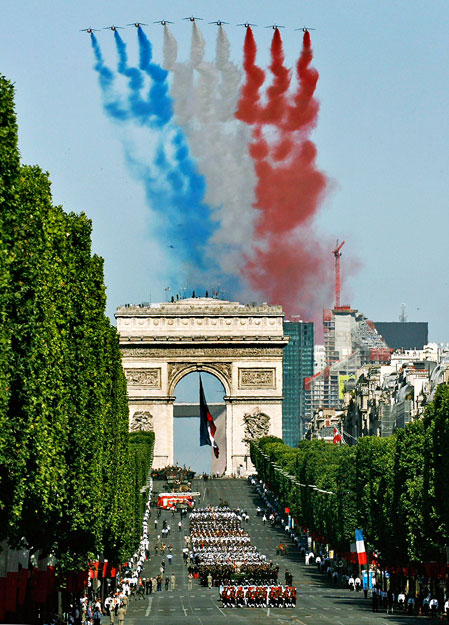 Felvonulás a Champs Élíysée-n július 14-én. „A rasszizmus nem vélemény, hanem vétség”