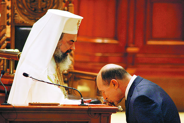 Basescu megcsókolja a keresztet Daniel pátriárka kezében