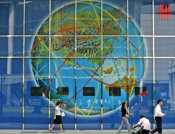 Szingapúri bank utcafrontja: összefüggő világ