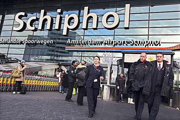 Schiphol repülőtér, itt szállt át a Lagosból érkezett nigériai férfi