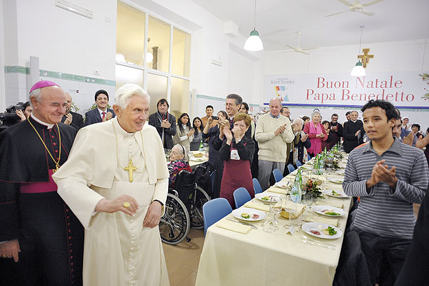 XVI. Benedek pápa egy római szegénykonyhán