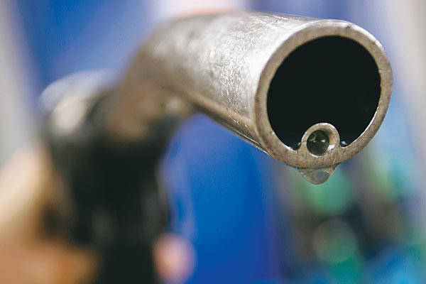 Péntektől adóemelés, így januárban történelmi csúcsra emelkedik a benzin ára