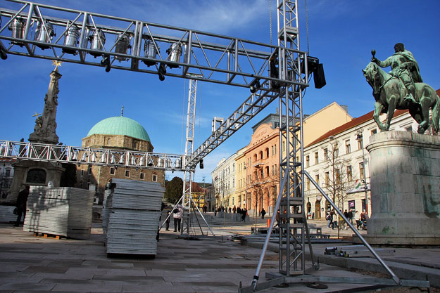 A pécsi Széchenyi tér színpadán december 30-án este Emir Kusturica és zenekara lép fel