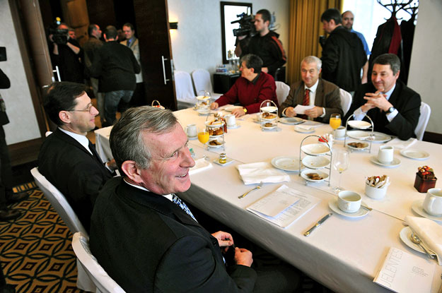 Fidesz képviselői és a 2010-es költségvetés kritikáját megfogalmazó közgazdászok a Hotel Marriottban