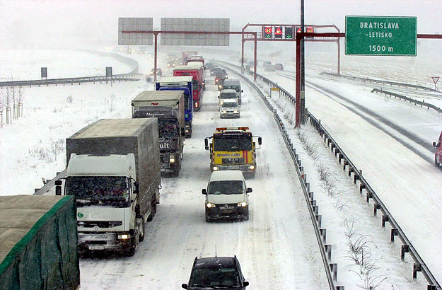 Elakadt gépjárművek a szlovák D1-es autópályán – január elején dugók lehetnek az utakon