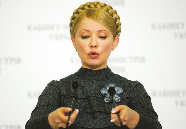 Julija Timosenko. Visszautasította, hogy felálljon, amikor a bíróhoz beszél