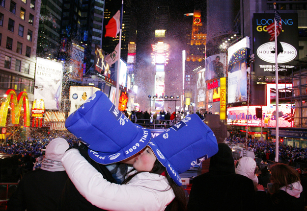 Klasszikus: fiatal pár csókolódzik a New York-i Times Square-en
