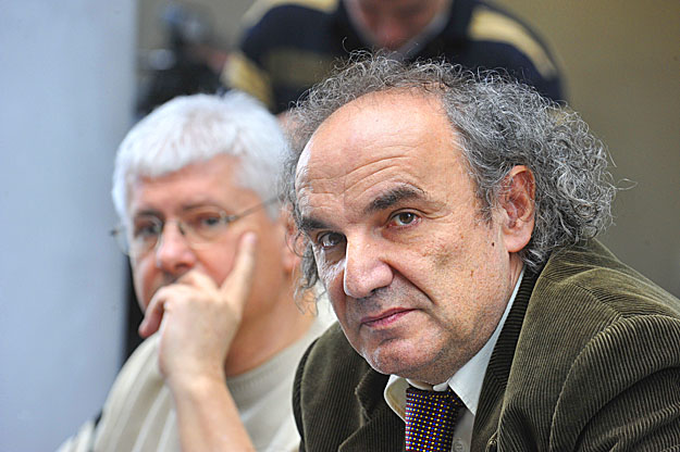 A sztrájkbizottság sajtótájékoztatón ismertette a nyílt levelet december 10-én. A képen Kapuvári Gábor szóvivő és Lázár András elnök