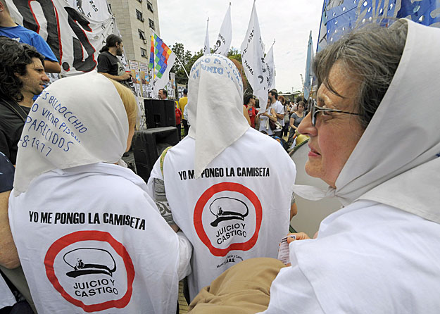 A Plaza de Mayo anyái a junta tagjainak megbüntetését követelik