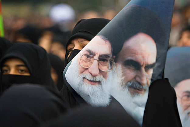 Khomeini és Hamenei arcképével demonstrálnak az ellenzék ellen felvonultatott asszonyok