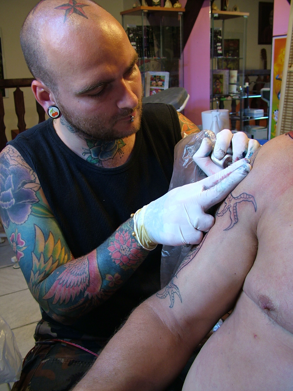 Botti munka közben: tetoválás minden mennyiségben