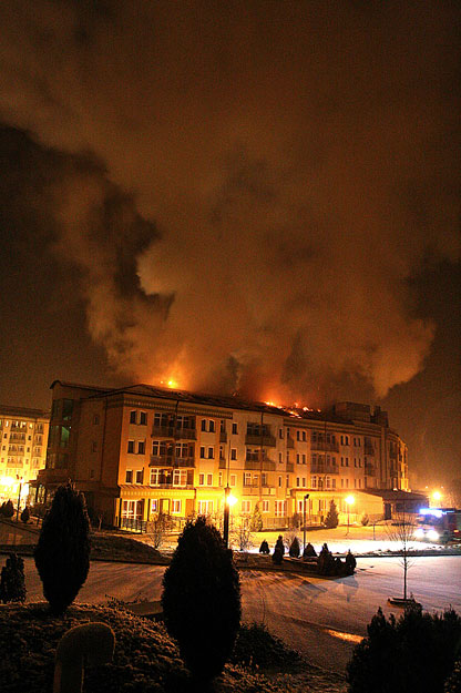 Lángol a zalakarosi Hotel Karos Spa tetőszerkezete, amely eddig ismeretlen okból előzőleg kigyulladt 2010. január 5-én hajnalban