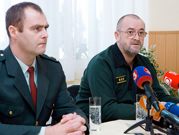 Tibor Mako, a szlovák idegenrendészet főnöke (jobbra) egy januári sajtótájékoztatón 