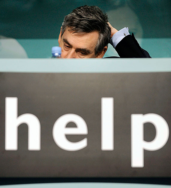 Gordon Brown brit kormányfő kérdéseket hallgat egy londoni foglalkoztatási csúcson