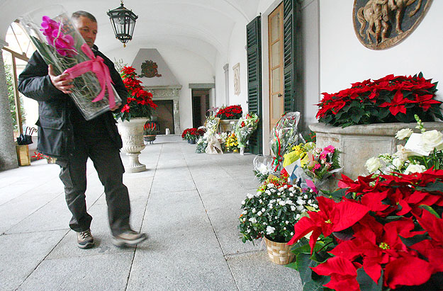 Virágcsokrok – köztük Kadhafi líbiai és Mubarak egyiptomi elnök ajándéka – Berlusconi villájának teraszán
