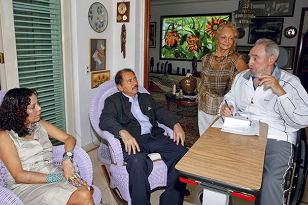 Amit eddig senki nem láthatott: Fidel és mellette a felesége, balra pedig Daniel Ortega nicaraguai elnök