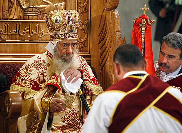 III. Shenuda, a kopt keresztények pápája karácsonyi istentiszteleten. Megkülönböztetésre panaszkodnak