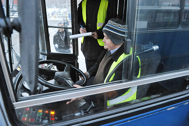 A hibalistát készítik az ellenőrök a kelenföldi buszgarázsban