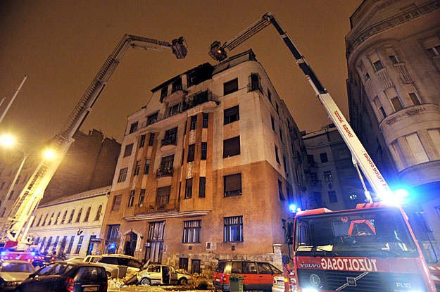 Tűzoltók emelőkosarakból dolgoznak, miután robbanás történt, majd tűz ütött ki Budapesten egy ötemeletes ház tetőtéri lakásában az V. kerületi Balaton utcában
