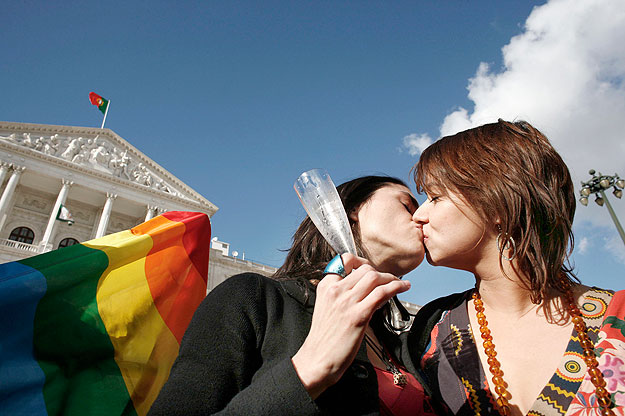 A portugál parlament megszavazta az azonos neműek házasságát lehetővé tévő törvényjavaslatot