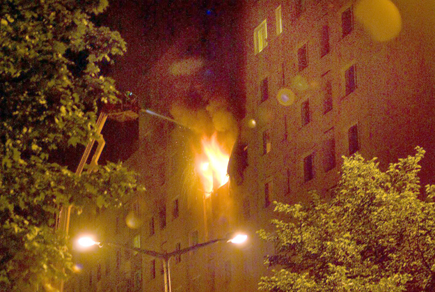 Tűz ég egy tízemeletes felújított panelépület hatodik emeleti lakásában 2009. augusztus 15-én késő este Miskolcon, a Középszer utcában