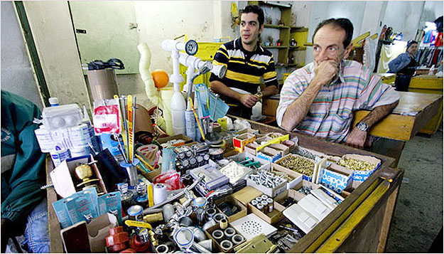 Hétvégi árusok Havannában. Amíg a kubaiak egy része áruival házal, egyre többen online adnak-vesznek.