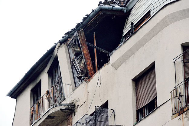 Lángokban állt a Balaton utcai épület ötödik emelete