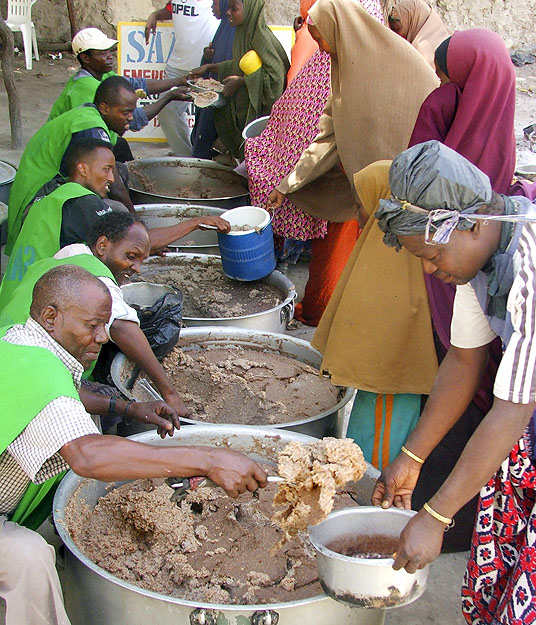 Egy helyi segélyszervezet élelmiszert oszt szomáliai asszonyoknak