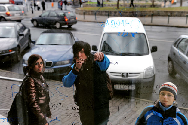 Rajongók írnak búcsúüzeneteket a Danubius stúdiójának üvegfalára