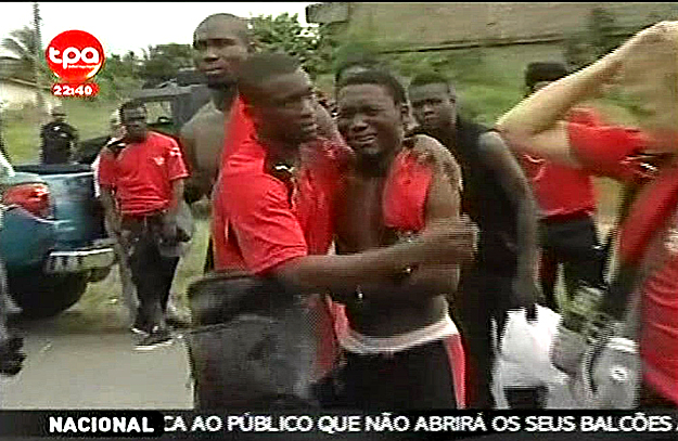 Videofelvételről készített fotó a togói labdarúgó-válogatott játékosairól az angolai Cabindában 2010. január 8-án