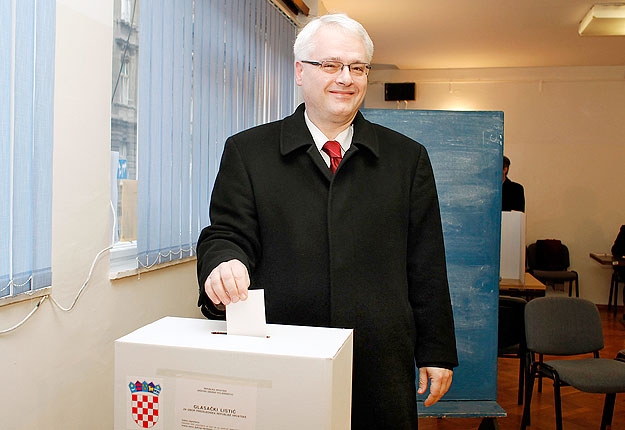 Ivo Josipovic, presidential candidate of Croatia's Social Democrats, casts his ballot at a polling station in Zagreb January 10, 2010. Croats voted for a new president on Sunday, with an opposition candidate who promises to back the government's refo