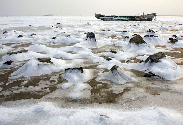 A hullámokat merevített ki és egy hajót is jégbe zárt a szokatlanul nagy fagy Kína Shandong tartományában, a Laizhou öbölben