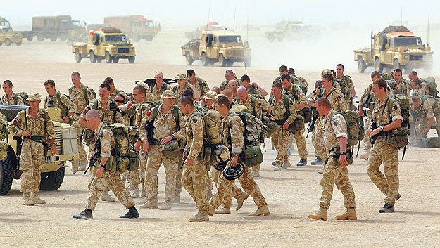 Gyakorlatozó brit katonák Kuvaitban 2003-ban. Nem rezsimet dönteni mentek