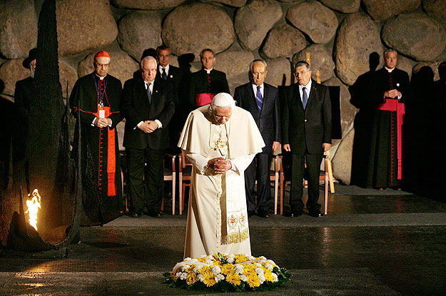 XVI. Benedek pápa látogatása a jeruzsálemi Jad Vasem emlékhelyen, 2009. május 11-én. Korona helyett új tövis