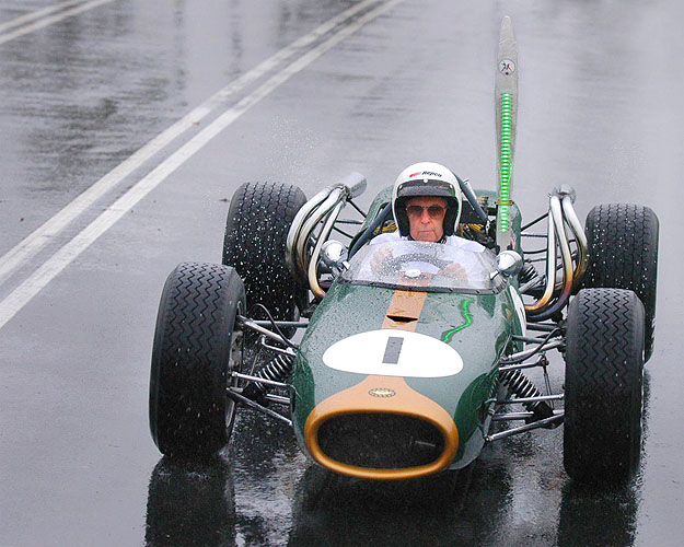 Jack Brabham az 1956-os modellel köröz; fél évszázaddal később