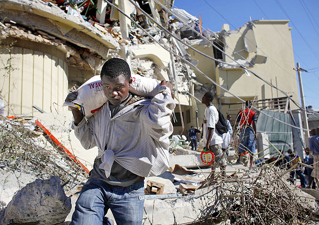 Egy összedőlt szupermarketből viszik el az élelmiszert Port-au-Prince éhező lakói