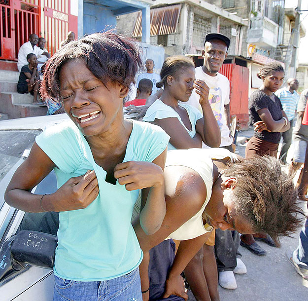 Elkeseredett emberek a haiti fővárosban