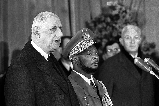 Charles de Gaulle, Franciaország és Jean Bedel Bokassa, a Közép-afrikai Köztársaság elnöke félévszázada egy párizsi sajtóértekezleten