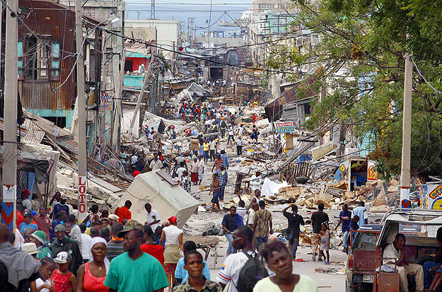 A főváros, Port-au-Prince háborús övezet látszatát kelti