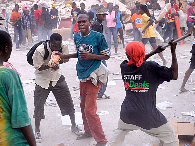 Erőszakba torkolló fosztogatás Port-au-Prince-ben