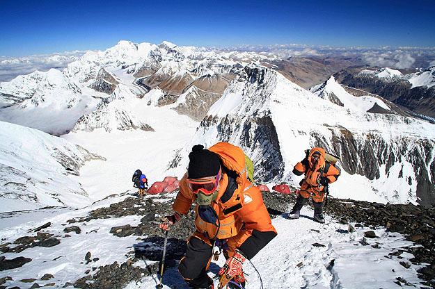 A hegymászók tudatosan vállalják a veszélyt. Janagiszava Kacuszuke 2007 májusában 71 éves korában jutott fel a Mount Everestre