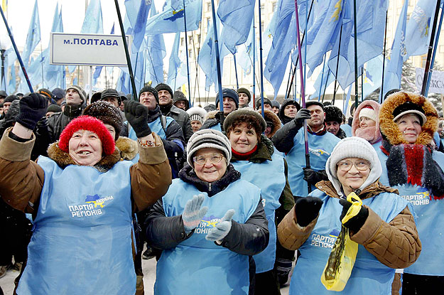 Kijevi párthívei „őrzik” Janukovics eredményét a választási bizottságnál