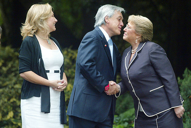 Michelle Bachelet hivatalban lévő elnököt utódja, Sebastian Pinera köszönti, mögötte felesége, Cecilia