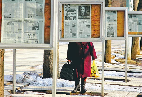 Újságot olvasó asszony a Moldova fővárosában. A terrorveszélytől a préripockok tenyésztéséig