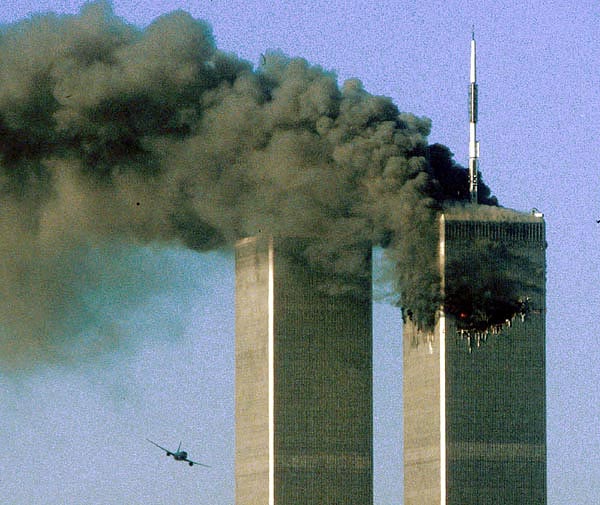 2001. szeptember 11. A New York-i terrormerénylet. A United Airlines elrabolt gépe a déli torony felé tart